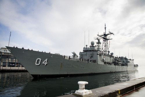 HMAS Darwin w bazie morskiej w Sydney. Od 1990 jednostki RAN pełniły służbę w rejonie Bliskiego Wschodu aż 62 razy / Zdjęcie: MO Australii
