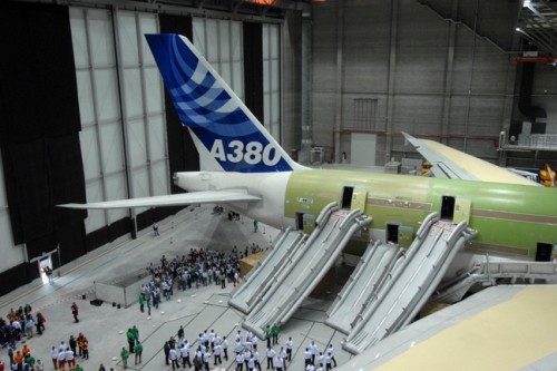A380 otrzymał certyfikat uprawniający do przewożenia 853 pasażerów, co wiąże się z możliwością szybkiego, awaryjnego opuszczania samolotu. W czasie jednej z prób, w marcu 2006, aż 873 ochotników, zrobiło to w wymaganym czasie 90 s, wykorzystując jedynie połowę z 16 drzwi samolotu / Zdjęcie: Airbus