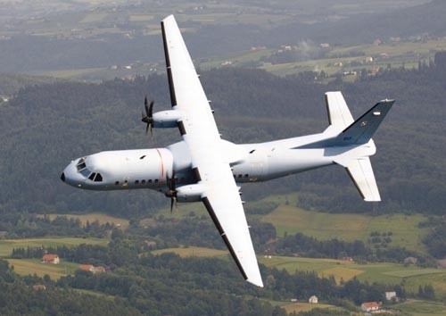 MON kupiło w 2001 osiem samolotów transportowych CASA C295M za 212 mln USD. Potencjał tych samolotów i przydatność do wykonywania zadań na rzecz SZ są bez porównania większe niż, kupionych w grudniu 2008 za prawie identyczną kwotę, 12 M28. Dzięki C295M można utrzymywać bieżący kontakt z polskimi żołnierzami realizującymi misje w różnych miejscach świata.
Jedna Bryza z grudniowego kontraktu jest prawie 2 razy droższa niż Bryzy kupowane wcześniej (w latach 2006-2007 pięć Bryz kosztowało 136,1 mln zł). Za trzy razy mniej chcieli Bryzy kupować Amerykanie w ramach offsetu. Oferowali mniej niż 5 mln USD za samolot. Gdy szefowie PZL w Mielcu nie chcieli się na to zgodzić, szybko żegnali się ze stanowiskami.
Przedstawiciele MON twierdzą, że wysoka cena M28 jest uzasadniona bogatym wyposażeniem i pakietem logistycznym, których były pozbawione C295M. Sęk w tym, że to nieprawda. Pomijając wątpliwą potrzebę bogatego wyposażania przeznaczonych do wykonywania mało wyszukanych zadań M28, trudno mówić o ubogim pakiecie towarzyszącym C295M. Zawierał on zestaw aparatury kontrolno-pomiarowej, sprzęt lotniskowo-hangarowy, zapasowe silniki, urządzenia ostrzegające o opromieniowaniu, zestawy wyrzutni flar i dipoli, 3 komplety noszy dla rannych i 26 foteli pasażerskich (14 podwójnych). Później, dzięki korzystnemu kursowi złotego, w ramach pierwotnej ceny dokupiono jeszcze systemy ostrzegania przed atakiem rakietami przeciwlotniczymi, opancerzenia kabin, kolejne transpondery swój-obcy, a nawet stanowiska do prowadzenia intensywnej opieki medycznej. Co ciekawe, pisał o tym wszystkim w 2006 obecny rzecznik MON, Robert Rochowicz, dziś broniący aferalnej transakcji / Zdjęcie: Mariusz Adamski