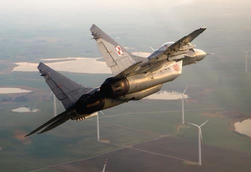 Na początku lat 1990. ówczesny dowódca wojsk lotniczych postanowił o zrezygnowaniu z odebrania kolejnej partii myśliwców MiG-29. Cena jednego samolotu MiG-29 wynosiła wówczas 18 mln USD. Polska sprzedawała Rosjanom samoloty An-28 po 1,81mln USD (rozliczenia między państwami RWPG odbywały się w formie clearingu gotówkowego w twardej walucie, przeliczano na nią tzw. rubel transferowy), w ramach protokołów międzyrządowych kompensujących wzajemnie koszty dostaw uzbrojenia. Za jednego MiGa-29 eksportowaliśmy 10 An-28. Po anulowaniu zakupu 5 myśliwców zatrzymany został eksport 50 An-28, praktycznie cała roczna produkcja w Mielcu. To był początek kłopotów WSK PZL Mielec, które doprowadziły do bankructwa wytwórni. Ten sam dowódca zwalczał program polskiego samolotu szkolno-treningowego(-bojowego) Iryda, który konsekwentnie niedofinansowywany, ostatecznie upadł.
Warto zauważyć, że umowa o zakupie MiG-29 zawierała prawdziwy offset. I to offset rzeczywiście realizowany. Strona polska świadomie z niego zrezygnowała.
Inna rzecz, że kolejne MiGi-29 MON później kupowało. Używane. Z Czech w zamian za świdnickie Sokoły, a z Niemiec za symboliczne euro. Niemieckie myśliwce były tak wyeksploatowane, że korzyść z tej transakcji odniósł tylko darczyńca, który pozbył się przy okazji także starych pocisków rakietowych i innego wyposażenia. Inaczej musiałby je utylizować za duże pieniądze. Teraz kłopot ma Polska. Z przejętych od Niemców 22 samolotów potrafiliśmy wprowadzić do dalszego użytkowania tylko 10-14, i to najstarszych. Poniesione później koszty spowodowały, że cena pozyskania tak wyeksploatowanych samolotów stała się zbliżona do możliwej do uzyskania ceny samolotów prawie nowych (przed pierwszym remontem)... / Zdjęcie: Mariusz Adamski