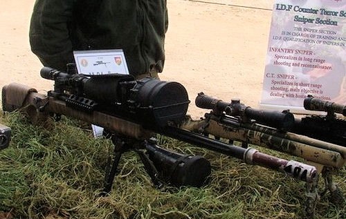 Choć 8,6-mm karabin wyborowy H-S Precision HTR został zamówiony w połowie 2007, to jednak ujawniony został dopiero na początku 2009, po operacji w Strefie Gazy. Na drugim planie, zakupiony przez IDF w latach 1990., amerykański Robar SR60 kalibru .300 Winchester Magnum (7,62 mm x 67)