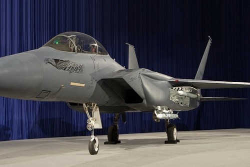 F-15E Silent Eagle. Widoczne wykorzystanie zbiorników konforemnych, jako komór uzbrojenia. Nie można jednak ukrywać, że zaproponowane zmiany jedynie zmniejszą sygnaturę radarową. Ze względu na kształt płatowca, nowy F-15 nie może równać się w tej kwestii na najnowszymi konstrukcjami / Zdjęcie: Boeing