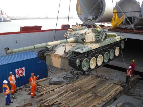 Lima 26 kwietnia 2009 - PT-91P wyłania się z ładowni frachtowca