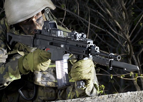 Ze względu na kryzys finansowy, Czesi zamierzają w tym roku ogłosić przetarg na wymianę przestarzałej broni strzeleckiej na nowe modele zasilane amunicją NATO. Ceska Zbrojovka zamierza zaoferować armii uniwersalny karabinek automatyczny CZ S805 / Zdjęcie: Ceska Zbrojovka
