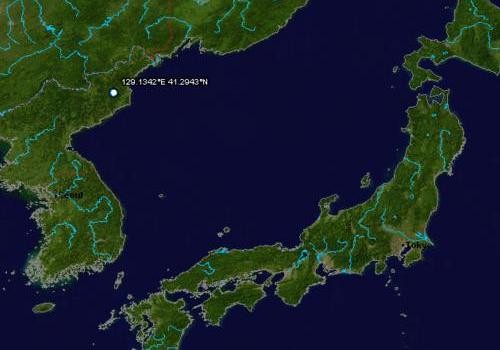 Lokalizacja miejsca wybuchu według NASA. Dzięki zdjęciu, zdecydowanie lepiej można zrozumieć zaniepokojenie Japonii północnokoreańskim programem nuklearnym. Dotychczasowe próby pocisków balistycznych Pheniamu dowodzą, że cała Japonia znajduje się już w zasięgu rakiet z Korei Północnej. Do tej pory nie było jednak zagrożenia, by przenosiły one broń atomową / Zdjęcie: NASA