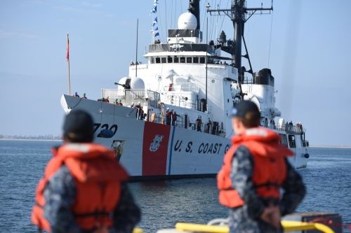 W bieżącym roku fiskalnym, który trwa od 1 października 2015, jednostki USCG przeprowadziły 108 udanych operacji antynarkotykowych na wschodnim Pacyfiku. W ich wyniku udało się przejąć ponad 81 t kokainy. Aresztowano 329 przemytników / Zdjęcie: USCG