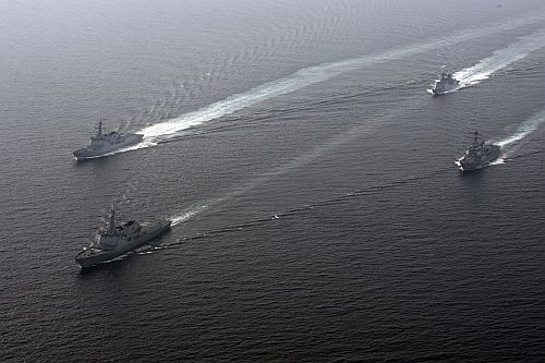 Okręty US Navy i marynarki wojennej Republiki Korei podczas dzisiejszych manewrów zorganizowanych nieopodal wschodnich wybrzeży Półwyspu Koreańskiego / Zdjęcie: USN
