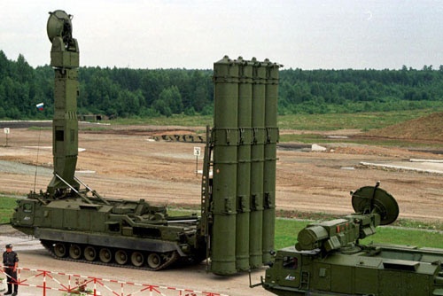 Kompleks S-500 jest rozwijany przez koncern Ałmaz-Antiej, producenta obecnie dostarczanych wojskom rosyjskim systemów obrony powietrznej