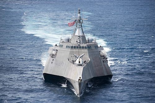 USS Coronado pozostaje w Cam Ranh, gdzie przechodzi nietypowy przegląd techniczny / Zdjęcie: USN