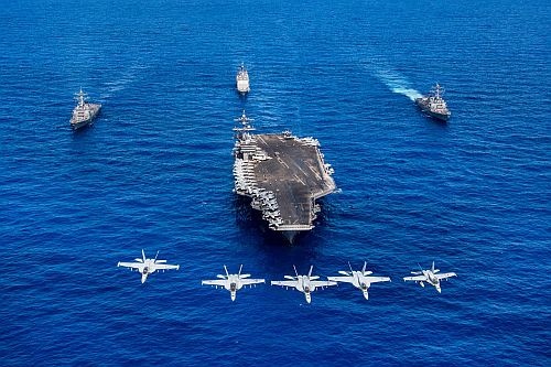 Na zdjęciu lotniskowcowa grupa bojowa (CSG) nr 1: atomowy lotniskowiec USS Carl Vinson, niszczyciele rakietowe USS Wayne E. Meyer (po prawej) i USS Michael Murphy (po lewej) oraz krążownik USS Lake Champlain / Zdjęcie: USN