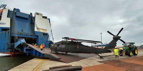 Wyładunek śmigłowca UH-60M przeznaczonego dla Słowacji w niemieckim porcie Bremerhaven / Zdjęcie: MO Słowacji