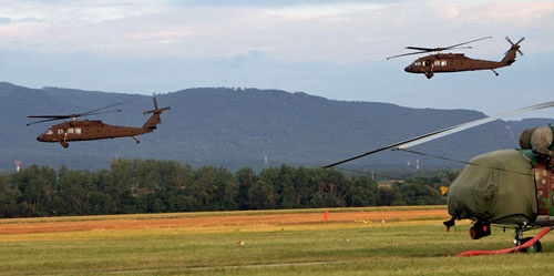 Dwa pierwsze z zakupionych śmigłowców UH-60M lądują w bazie Preszów w Słowacji / Zdjęcie: MO Słowacji
