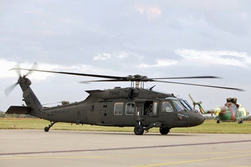 Jeden z dwóch UH-60M, nr burtowy 7640, po wylądowaniu w Preszowie. W tle Mi-17, który ma zastąpić / / Zdjęcie: MO Słowacji