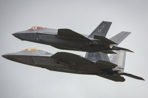 F-22 i F-35 mają stacjonować w jednej z południowokoreańskich baz. Rotacje kontyngentów następowałyby co kwartał / Zdjęcie: US Air Force 