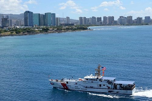 USCGC Oliver F. Berry jest pierwszym z trzech okrętów patrolowych typu Sentinel, które będą stacjonować na Hawajach / Zdjęcie: Petty Officer 3rd Class Amanda Levasseur, Straż Wybrzeża USA