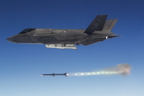 F-35A odpala kpr p-p AIM-120 AMRAAM / Zdjęcie: Lockheed Martin, Chad Bellay 