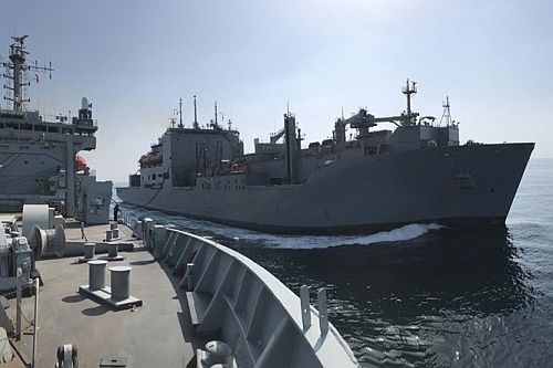 RFA Fort Rosalie operuje razem z okrętami amerykańskiej grupy bojowej, na czele której stoi atomowy lotniskowiec USS Theodore Roosevelt / Zdjęcie: MO Wielkiej Brytanii