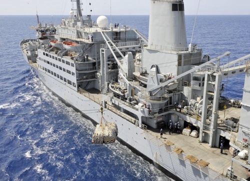 RFA Fort Rosalie wspiera okręty CSG 9, dostarczając im materiały eksploatacyjne i inne rodzaje zaopatrzenia niezbędnego do prowadzenia działań operacyjnych na Bliskim Wschodzie / Zdjęcie: MO Wielkiej Brytanii