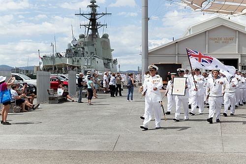 HMAS Hobart i jego załoga odbywają krótką wizytę w stolicy Tasmanii / Zdjęcie: ABIS Craig Walton, MO Australii