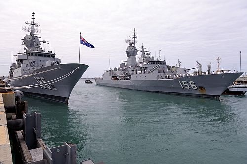 Australijska fregata rakietowa HMAS Toowoomba (FFH 156), typu Anzac (po prawej), weźmie udział w rozpoczynających się właśnie ćwiczeniach morskich Ocean Explorer 2018 / Zdjęcie: ABIS Ronnie Baltoft, MO Australii