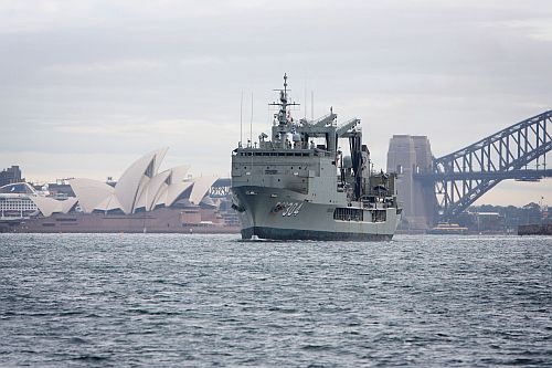 HMAS Success opuszcza bazę morską w Sydney i kieruje się na wody nieopodal wschodnich wybrzeży Australii, gdzie weźmie udział w ćwiczeniach Ocean Explorer 2018 / Zdjęcie: MO Australii