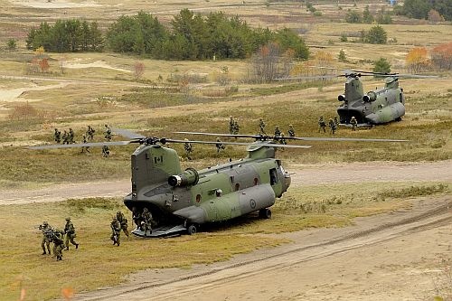 Latem kilkusetosobowy kontyngent wojskowy z Kanady trafi do Mali. Kanadyjscy żołnierze dołączą do sił misji pokojowej ONZ MINUSMA. Trzon kontyngentu będzie tworzyć jego komponent lotniczy, w skład którego wejdą m.in. dwa ciężkie śmigłowce transportowe CH-147F Chinook / Zdjęcie: Sgt Jean-Francois Lauzé, MO Kanady