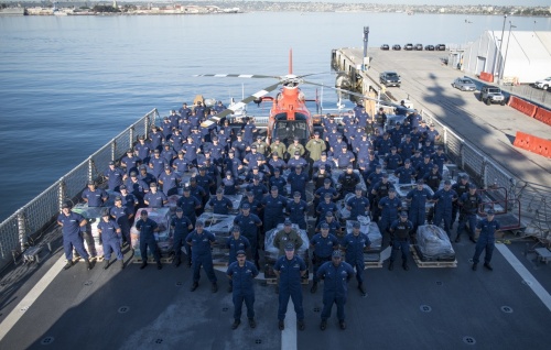 Okręt patrolowy USCGC Bertholf z ładunkiem kokainy przejętej na Pacyfiku / Zdjęcie: Petty Officer 3rd Class Sarah Wilson, USCG