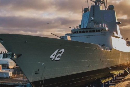 Ostatni niszczyciel rakietowy typu Hobart, HMAS Sydney, na terenie stoczni Osborne Naval Shipyard w Adelajdzie / Zdjęcie: MO Australii