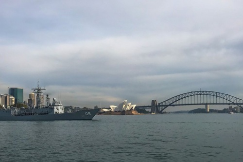 HMAS Melbourne opuszcza bazę marynarki wojennej w Sydney / Zdjęcie: MO Australii