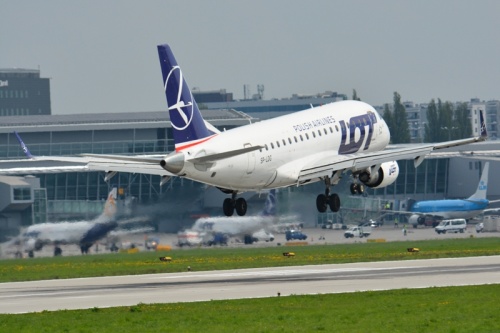 Do obsługi trasy Warszawa-Hanower LOT przeznaczył samoloty Embraer 170 / Zdjęcie: Lotnisko Chopina