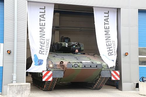 200. bwp Puma opuszcza halę montażową zakładów PSM w Unterlüß. Jest to jednocześnie setny pojazd tego modelu wyprodukowany w Dolnej Saksonii / Zdjęcie: Rheinmetall