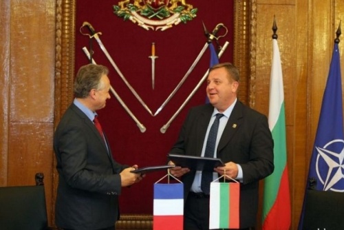 Porozumienie, które zakończyło wieloletni spór pomiędzy Bułgarią i Airbusem sygnowali bułgarski minister obrony Krasimir Karakaczanow (z prawej) i szef Airbus Romania Serge Durand / Zdjęcie: MO Bułgarii
