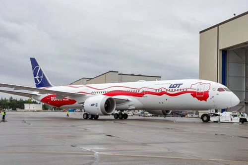 Boeing 787-9 dla PLL LOT w specjalnych biało-czerwonych barwach z okazji 100-lecia odzyskania przez Polskę niepodległości. To coś, co jest wysysane z jej obrysu, to – według przewoźnika – flaga... / Zdjęcie: PLL LOT