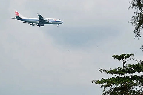 Boeing 747 linii Air China z przywódcą Korei Północnej Kim Dzong Unem na pokładzie ląduje na lotnisku Changi w Singapurze / Zdjęcie: yonhapnews