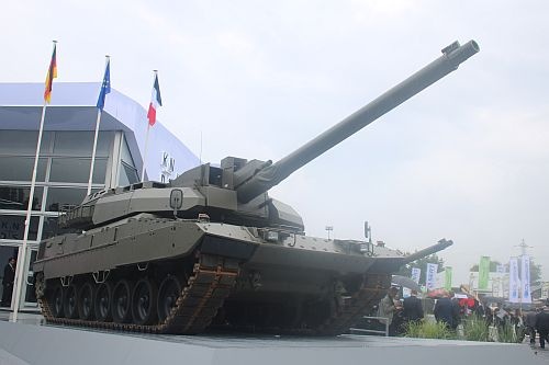 Demonstrator technologii europejskiego czołgu podstawowego EMBT powstał z połączenia podwozia niemieckiego Leoparda 2A7 i 120-mm wieży francuskiego Leclerca