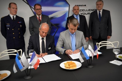 Umowę zakupu Mistrali 3 dla Estonii podpisali płk Rauno Sirk, dyrektor Estońskiego Centrum Inwestycji Obronnych (ECDI) i Didier Philippe, wiceprezes MBDA ds. państw NATO / Zdjęcie: MBDA