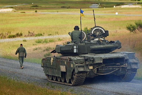 Ukraiński czołg T-84U Opłot podczas NATO Strong Europe Tank Challenge 2018  na poligonie Grafenwohr w Bawarii / Zdjęcie: MO Ukrainy