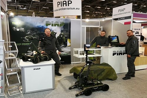 Stoisko Instytutu PIAP na Eurosatory 2018. Podczas targów przedstawiciele producenta byli ubrani w stroje taktyczne Helikon-Tex / Zdjęcie: Instytut PIAP