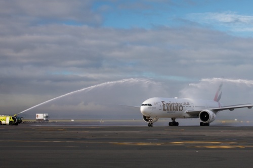 W inauguracyjnym locie wzięła udział grupa gości specjalnych i dziennikarzy, a na lotniskach w Denpasar i Auckland samolot Emirates powitały saluty wodne / Zdjęcie: Emirates