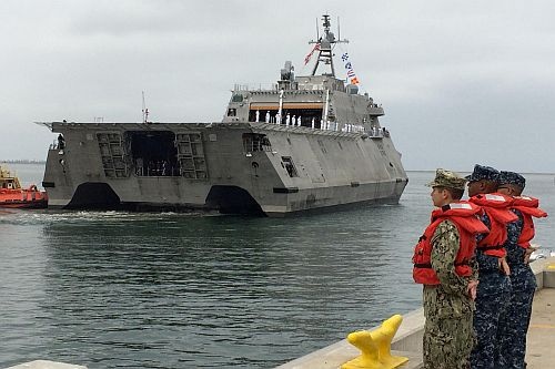 USS Manchester wchodzi do Naval Base San Diego / Zdjęcie: USN