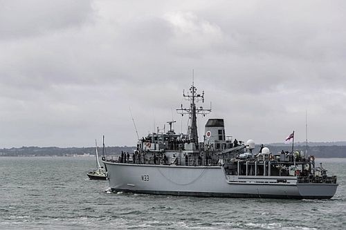 HMS Brocklesby opuszcza bazę z Portsmouth. Nową misję bojową poprzedził przegląd remontowy i modernizacja prowadzone w Centrum Specjalizacyjnym Małych Okrętów Wojennych, będącym częścią dużego kompleksu obsługowego na terenie HMNB Portsmouth / Zdjęcie: MO Wielkiej Brytanii