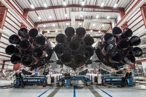 Silniki pierwszego stopnia ciężkiej rakiety nośnej SpaceX Falcon Heavy podczas przygotowania do startu z Kennedy Space Center na Florydzie, grudzień 2017 / Zdjęcie: SpaceX