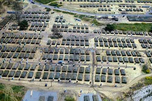 W połowie lat 1970. w Camp Pendleton umieszczono kilkadziesiąt tysięcy uchodźców z Wietnamu. Tym razem mają tam trafić imigranci przekraczający granicę z Meksykiem / Zdjęcie: American Forces Information Service