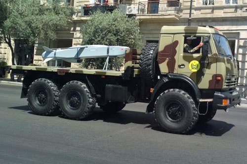 Pocisk samosterujący SOM-B1 na ciężarówce KamAZ podczas przygotowań do parady wojskowej w Baku / Zdjęcie: Twitter – Defence_Turk