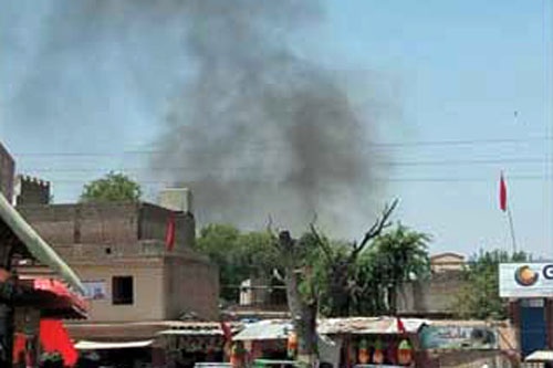 Dym nad płonącym wrakiem samolotu FT-7PG, który rozbił się na przedmieściach Peszawaru / Zdjęcie: dunyanews