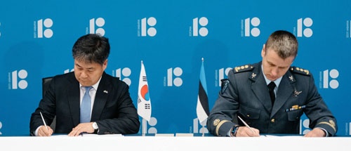 Moment podpisania umowy estońsko-południowokoreańskiej o dostawach używanych haubic K9 / Zdjęcie: MO Estonii