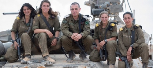 Pierwsza grupa izraelskich kobiet-dowódców czołgów po zakończeniu szkolenia / Zdjęcie: MO Izraela