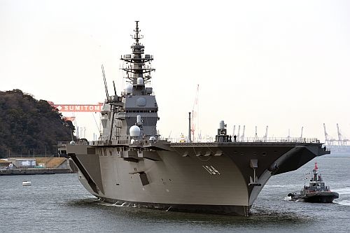 JS Kaga będzie stał na czele zespołu japońskich okrętów, które jesienią udadzą się na misję rejon Morza Południowochińskiego i Oceanu Indyjskiego. Przed rokiem podobne zadanie wykonał pierwszy ze śmigłowcowców typu Izumo, JS Izumo / Zdjęcie: MO Japonii