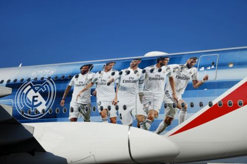 Na wykonanej na specjalne zamówienie kalkomanii naniesionej na jeden z A380 należących do Emirates widoczni są zawodnicy pierwszej drużyny Realu Madryt / Zdjęcia: Emirates