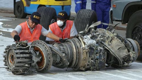 Szczątki jednego z silników Boeinga 737 MAX 8 PK-LQP podczas oględzin przez członków komisji badającej wypadek z 29 października 2018 / Zdjęcie: Internet